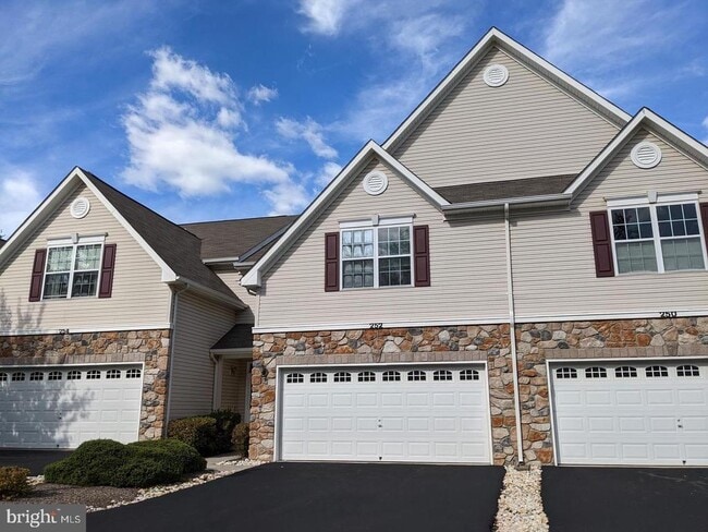 Building Photo - 252 Brinley Dr