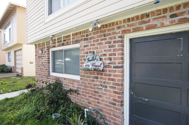 Building Photo - Bright and cozy 3br/2ba upper level Pacifica home