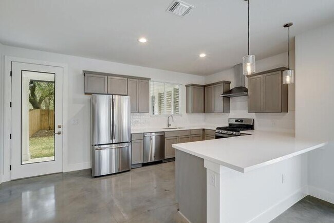 Building Photo - Rare find, in convenient location!