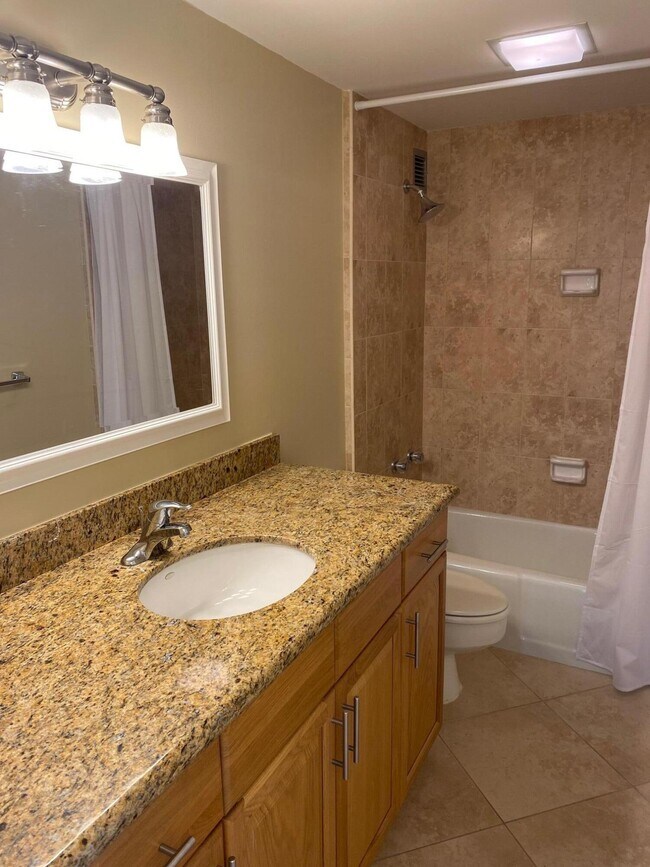 Building Photo - 2600 N Flagler Dr