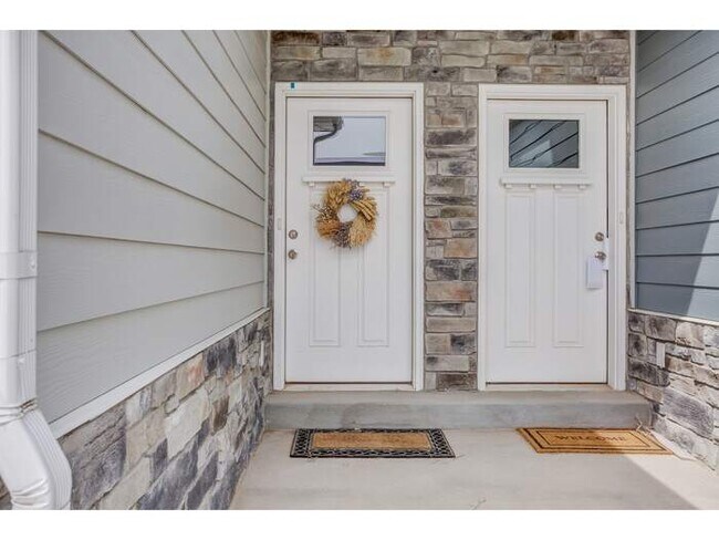 Building Photo - Rare: townhome with a view