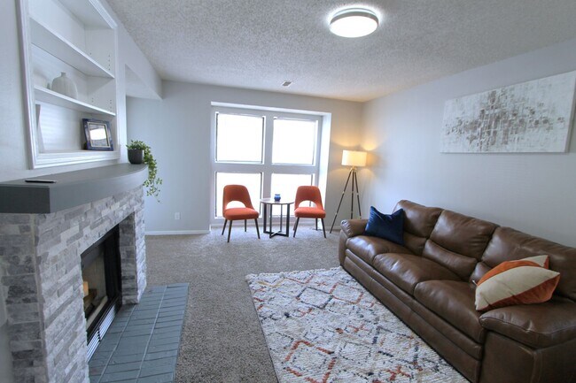 Foto del edificio - Kitchen island, fireplace, balcony and mor...