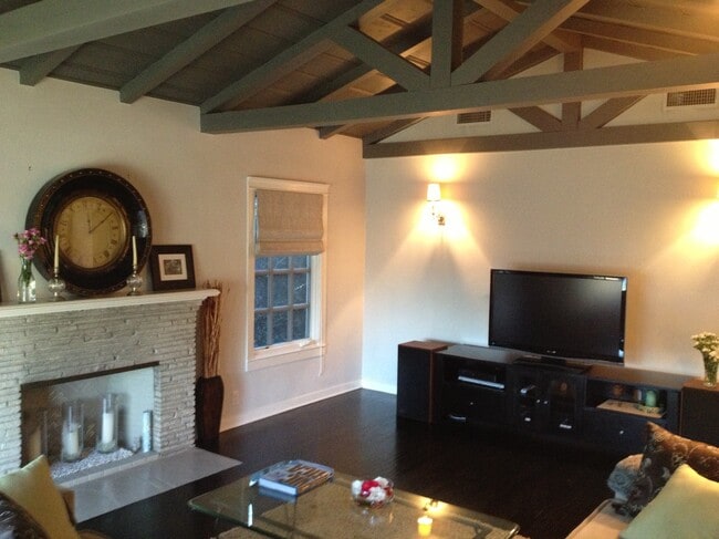 Living Room - 10337 Northvale Rd