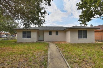 Building Photo - 2202 Saxony Dr