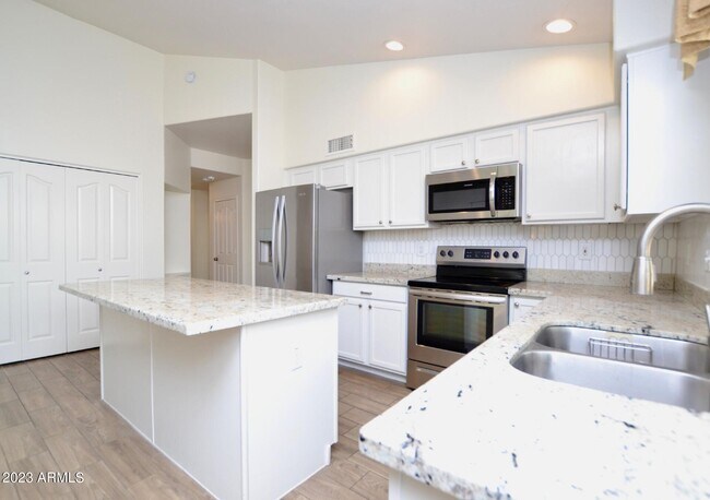 Foto del edificio - 745 E Sheffield Ave