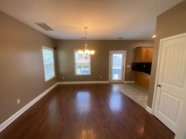 Foto del edificio - 5 bedroom home available now! Fenced Yard!