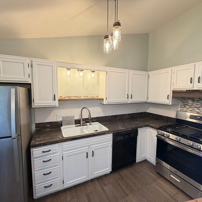 Foto del edificio - Spacious two Bedroom Quad-Level Home for R...