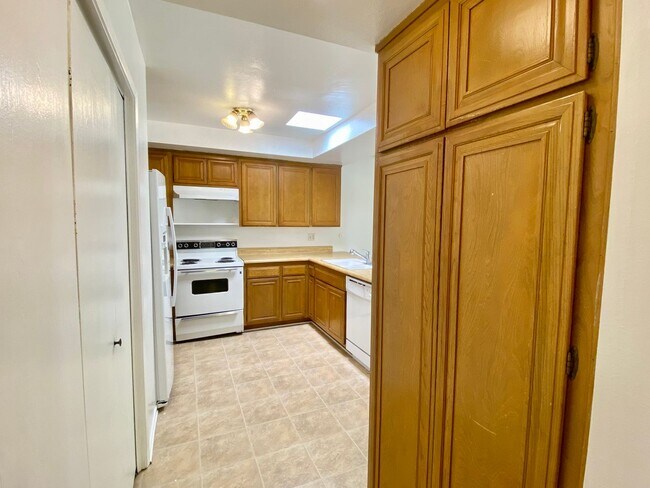 Foto del edificio - 3654 Summershore Ln