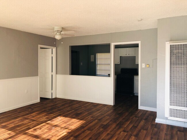 Building Photo - Ready To Move In