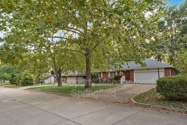 Building Photo - 2053 S Hillcrest Ave