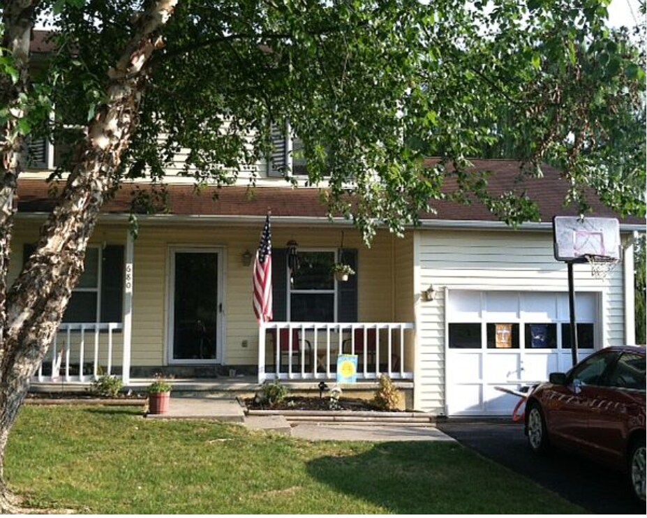 Front Yard - 680 Tarrytown Rd