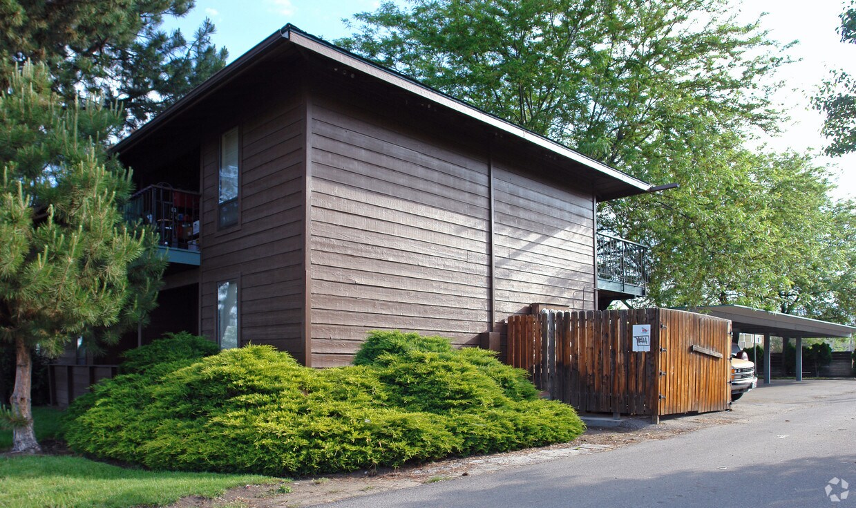 Building Photo - Americana East