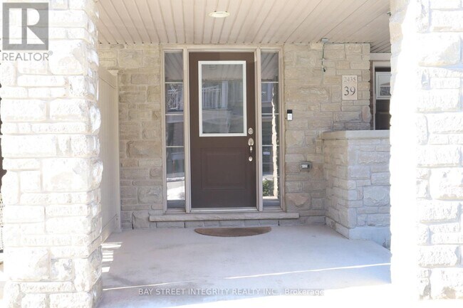 Building Photo - 2435 Greenwich Dr