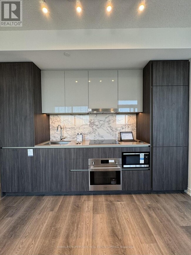 Building Photo - 8 Interchange Wy