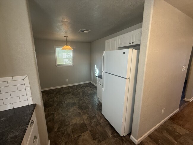 Building Photo - 939 E 6th