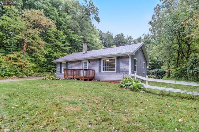 Building Photo - 2 br, 1.5 bath House - 32 Pine Rd