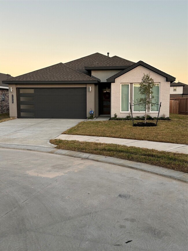 Building Photo - 7315 Lakeway Blf Ln