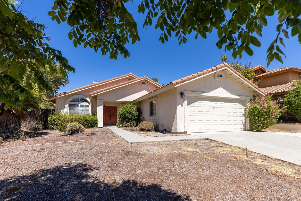 Foto principal - 4BD/2BA Ranch Style Home w/Private Yard, 2...
