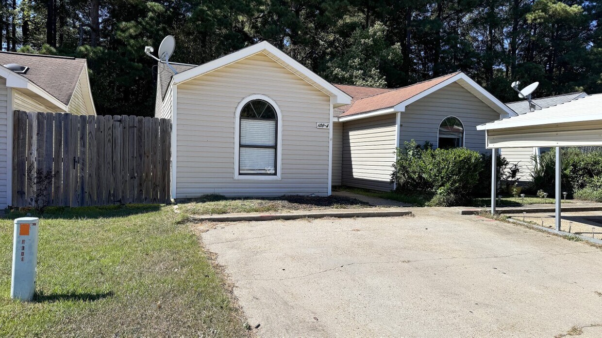 Primary Photo - 108 Willow Branch Dr