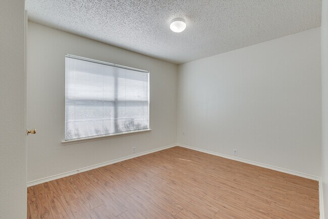 Building Photo - 7105 Baybridge Dr
