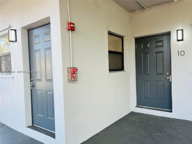 Foto del edificio - 13390 NE 6th Ave