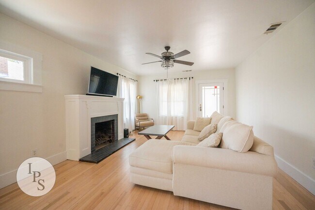 Building Photo - Beautifully Updated Fresno Tower Home, 3BR/2BA, plus Solar!!