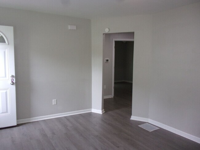 Foto del edificio - Beautifully Renovated 2 Bedroom 1 Bath Brick Home