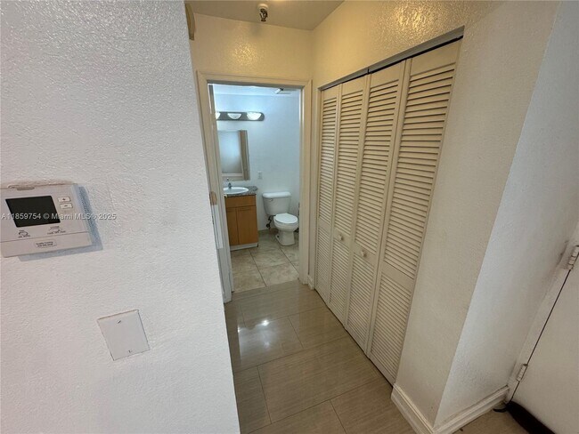 Foto del edificio - 677 NE 24th St
