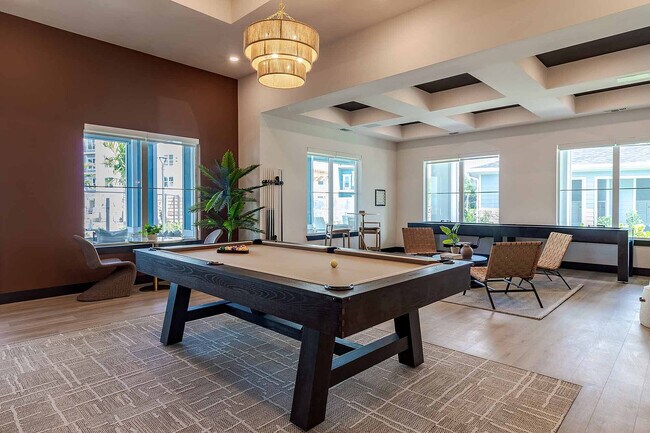 ¡Diviértete en la sala de juegos, que cuenta con una mesa de billar y cómodos asientos para disfrutar de una competición amistosa en cualquier momento! - Garrett Gateway