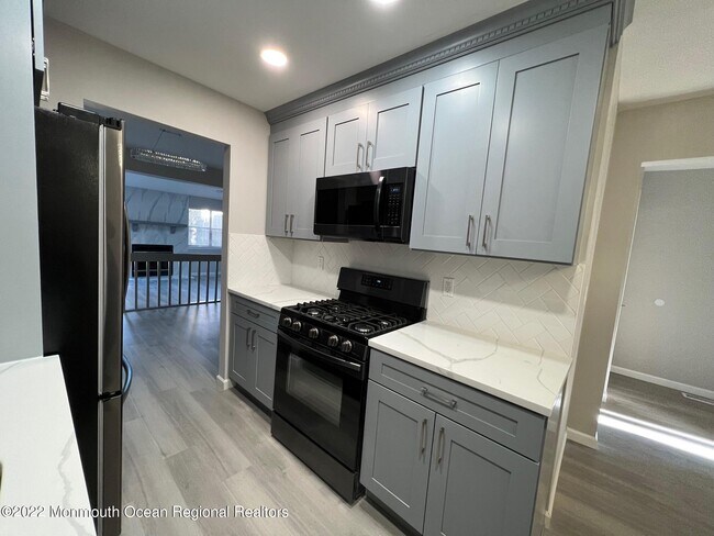 Foto del edificio - 232 Longwood Dr