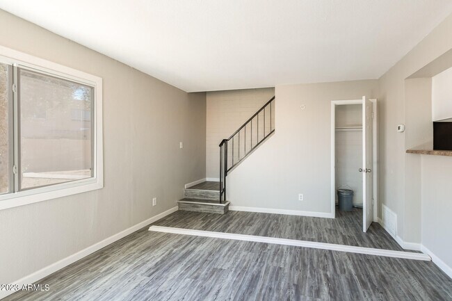 Foto del edificio - 4605 E Jones Ave