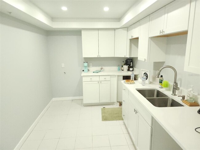 Building Photo - 255 Dolphin Point