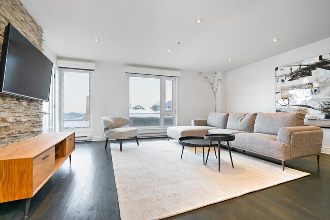 Building Photo - 329 Rue Notre Dame E