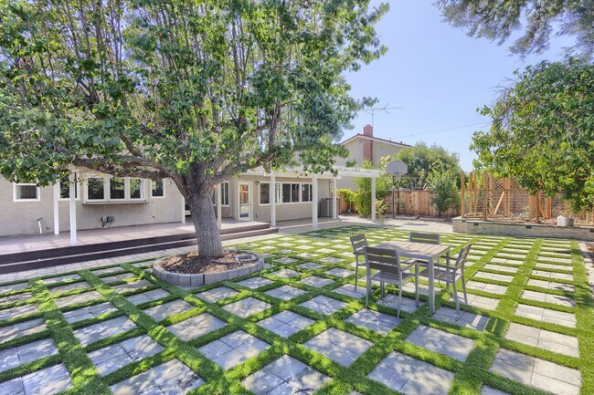 Foto del edificio - Stunning Almaden Valley 4-Bedroom Home