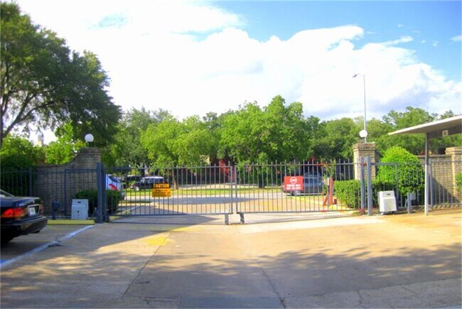 Foto del edificio - 8201 Richmond Ave