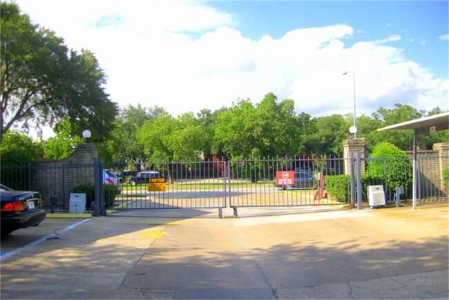 Building Photo - 8201 Richmond Ave