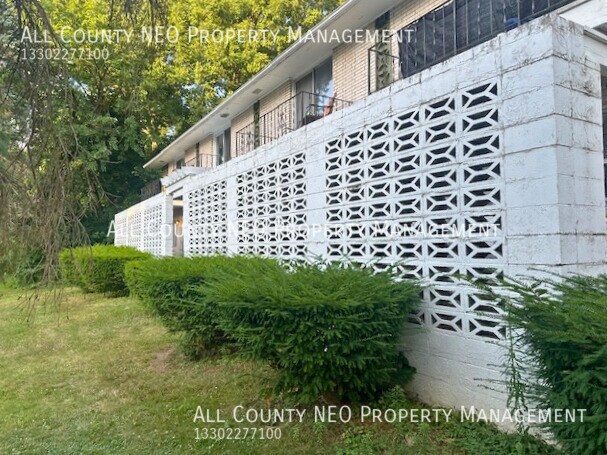 Building Photo - 2 Bedroom, 1 Bathroom located close to the...