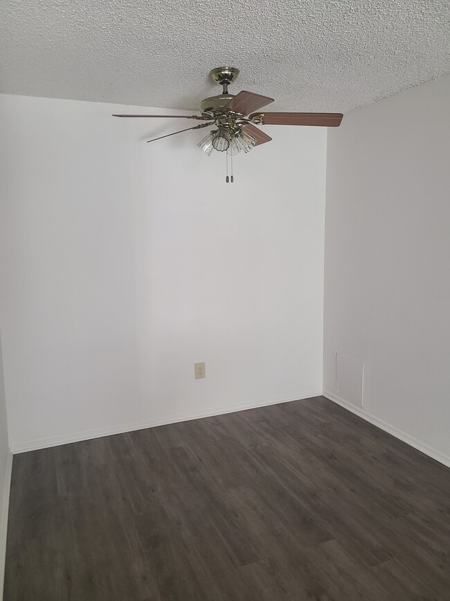 Dining room - 23125 Madison St