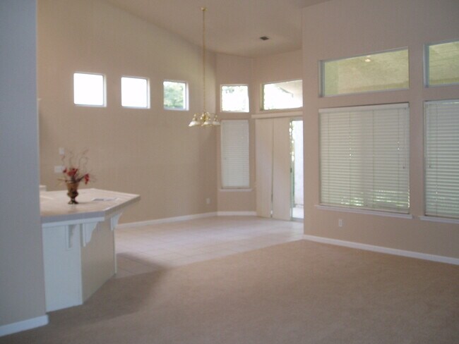 Building Photo - Beautiful 4 Bedroom home in the Clovis Dis...