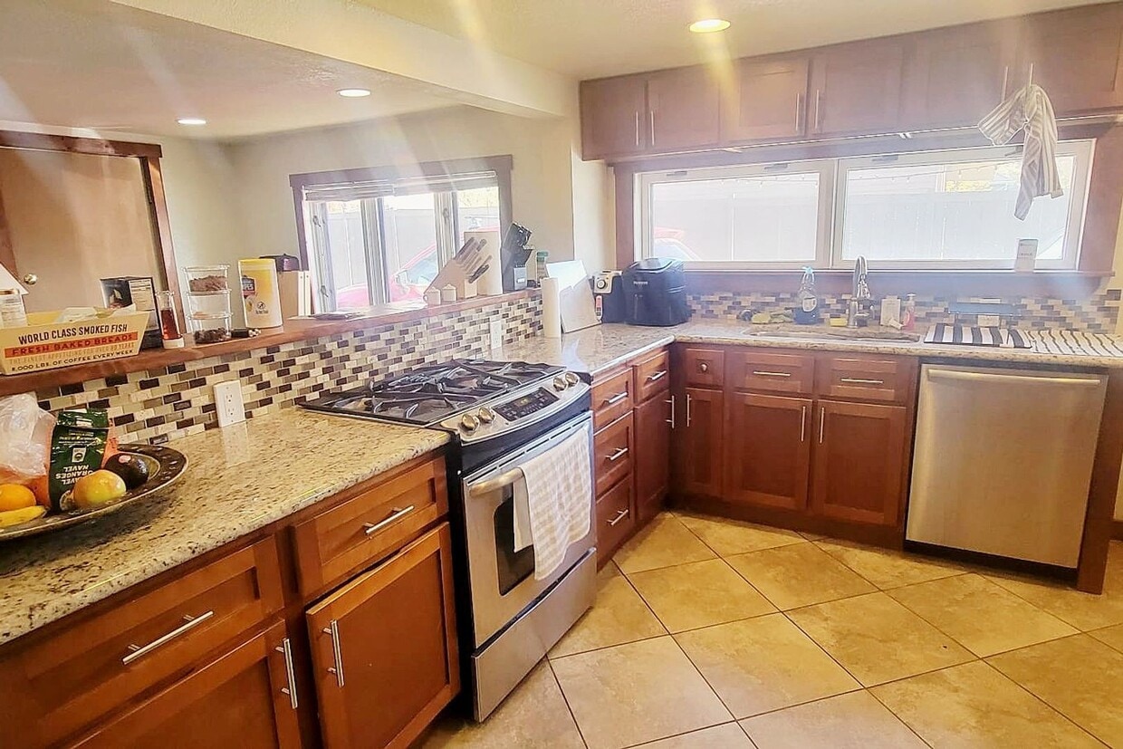 Reduced Rent | 5BD/3BA Home Near Pearl St, CU, Hiking, Park | - Reduced Rent | 5BD/3BA Home Near Pearl St, CU, Hiking, Park |