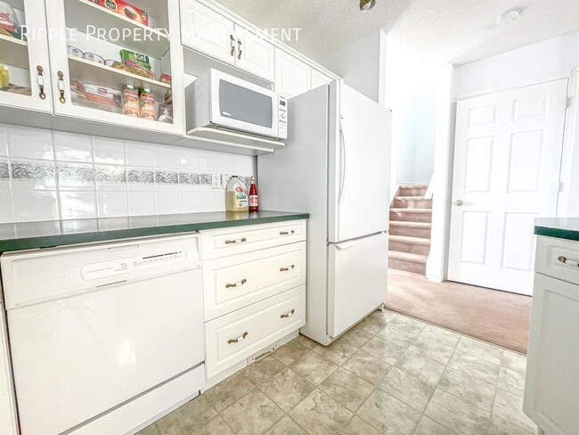 Photo du bâtiment - 50% OFF YOUR FIRST MONTHS RENT! GREAT 4 BE...