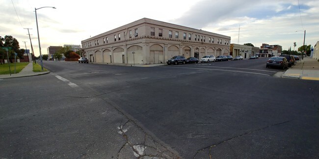 Afuera Junto al parque - 837 Market E St