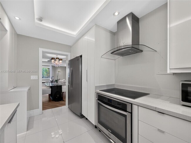 Building Photo - 10190 Collins Ave