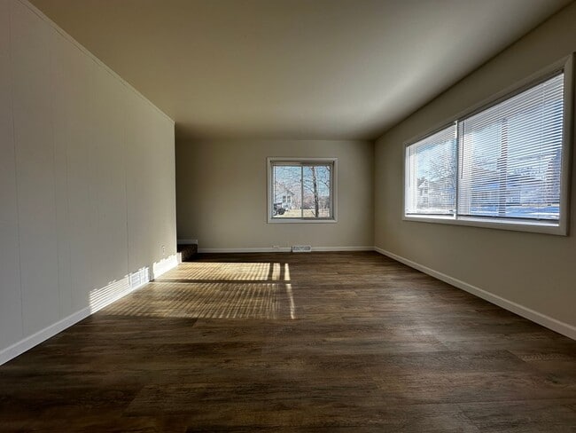 Building Photo - Recently Renovated 3 Bedroom 1 Bath Single...