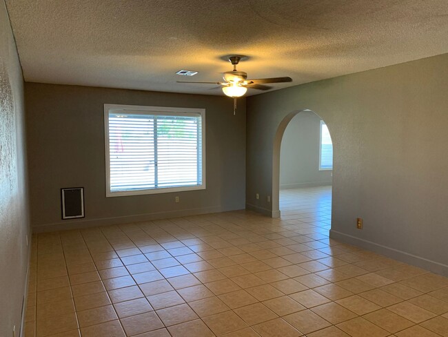 Building Photo - 4 BEDROOM POOL HOME!