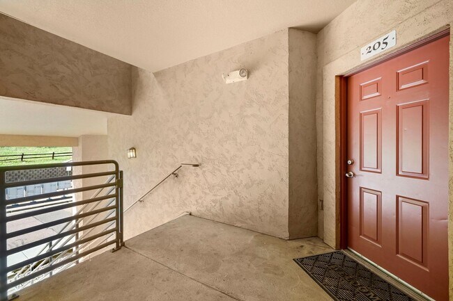 Foto del edificio - Spacious Top-Floor Condo in Las Casas at Broadmoor Bluffs | 2 Bed / 2 Bath + Garage, Very close t...
