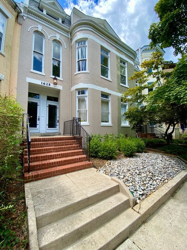 Building Photo - 1625 W Grace St
