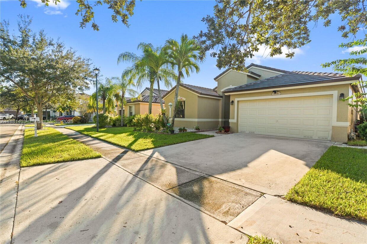 Foto principal - 14340 NW 11th St