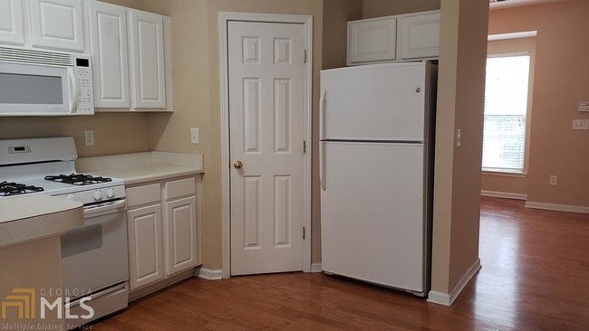 Foto del edificio - 950 Redwood Dr