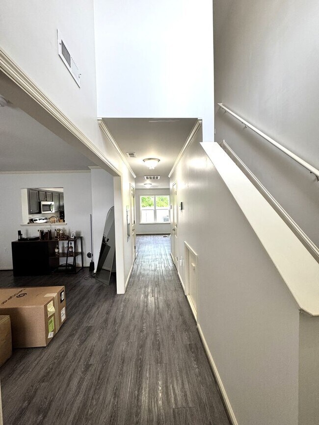 Foto del edificio - Beautiful Townhome with a Spacious Layout!